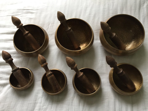 Set of 7 singing bowls, including hardwood ringing sticks, - 4 sets