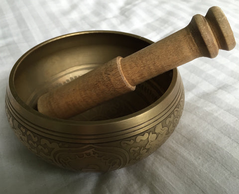 Singing bowl, 10cm, engraved pattern, including ringing stick - 4 pieces